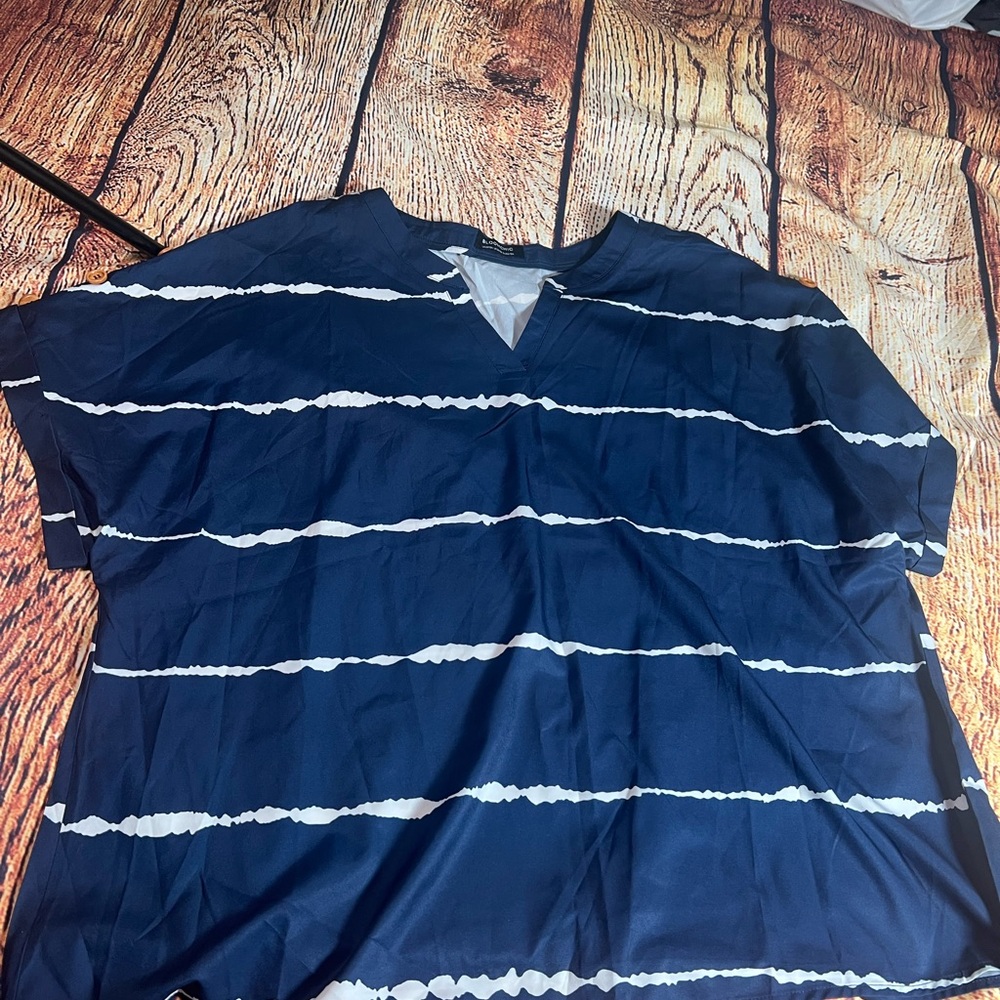 BloomChic Men's Navy and White Striped Tee